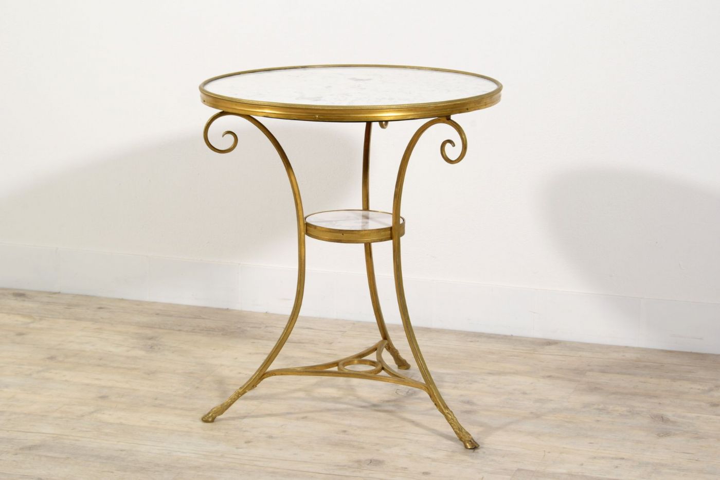 Tavolino gueridon tripode in bronzo dorato, Francia, fine XIX secolo, stile Luigi XVI